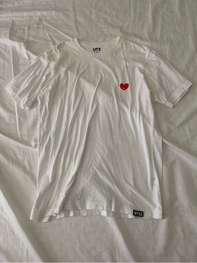 UNIQLO UT x BT21 White Tee with Red Heart Tata V size small